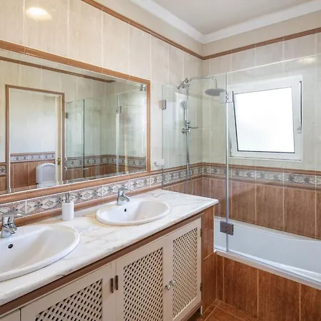 Вилла Vale De Lapa, Amazing Sea Views, Heated Swimming Pool, Jacuzzi *